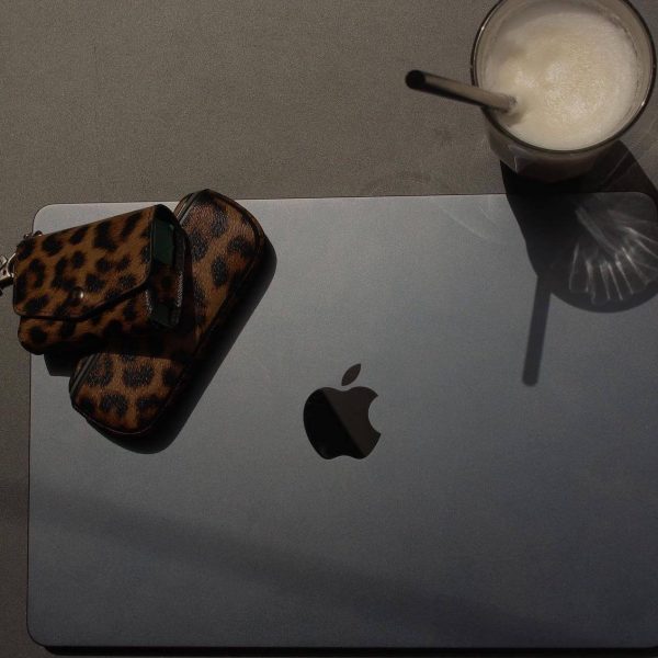 Funda de leopardo para IQOS Iluma junto a accesorios de moda.